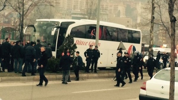 Düzcespor otobüsüne taşlı saldırı