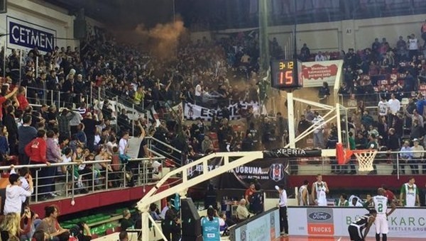 Karşıyaka - Beşiktaş maçında olaylar çıktı