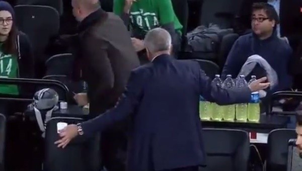 Obradovic maç sırasında selfie çekmek isteyene patladı