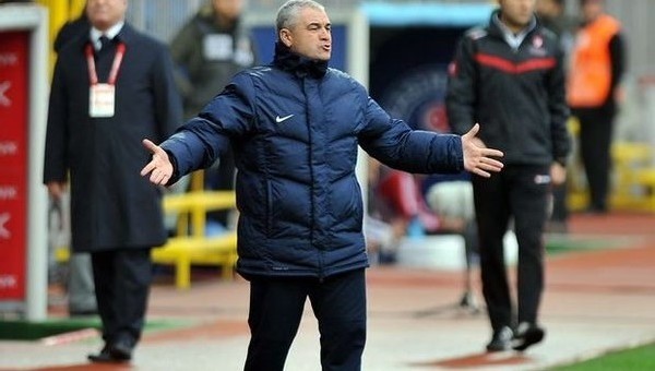 Rıza Çalımbay çılgına döndü! Sahayı terk etti