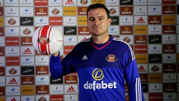 Sunderland'e 40 yaşında kaleci!