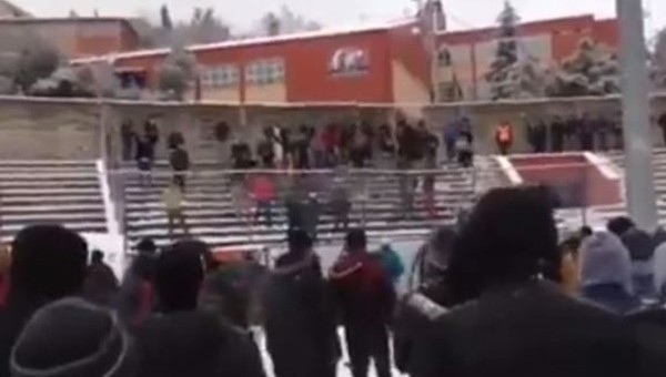 Zonguldakspor - Kırıkhanspor taraftarlarının kar topu savaşı - İZLE