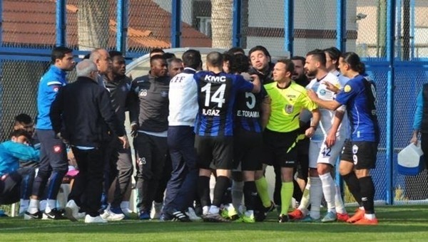 Adana Demirspor - Erciyesspor maçında yumruklar konuştu