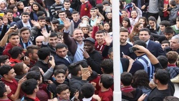 Adana Demirspor okullara indi
