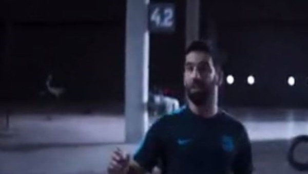 Arda Turan'ın oynadığı Barcelona reklamı - İZLE