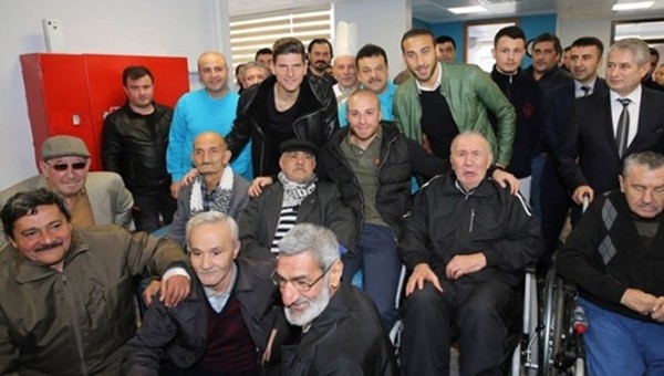 Beşiktaş oyuncuları Darülaceze'yi ziyaret etti - İZLE