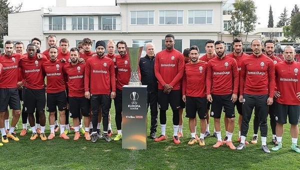 Cimbom UEFA Avrupa Ligi kupası ile fotoğraf çektirdi