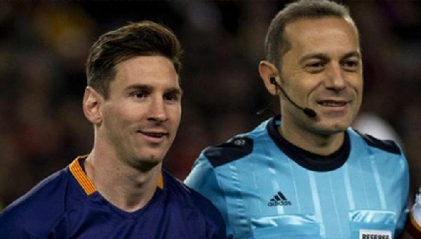 Cüneyt Çakır, Lionel Messi'ye acımıyor