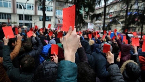 Deniz Ateş Bitnel'e kırmızı kartlı protesto