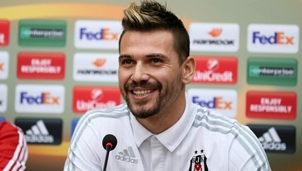 Ersan Gülüm Beşiktaş'tan ayrıldı