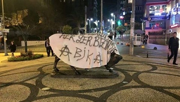 Derbi öncesi Beşiktaş taraftarlarından boğa heykeline pankart - Süper Lig Haberleri