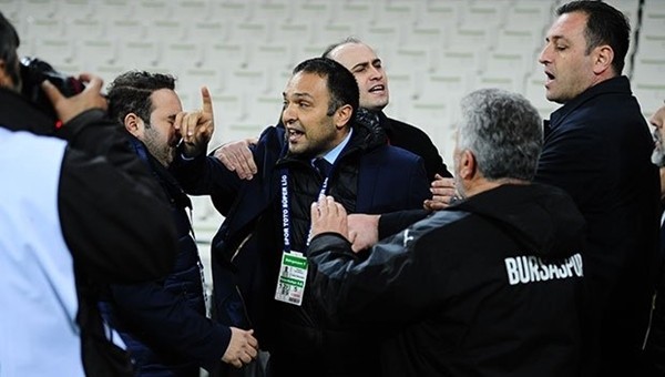 Fenerbahçe yöneticileriyle Bursasporlular arasında sulama tartışması - Süper Lig Haberleri