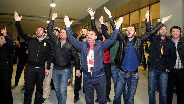 Galatasaraylı taraftarlardan havaalanında protesto - Süper Lig Haberleri