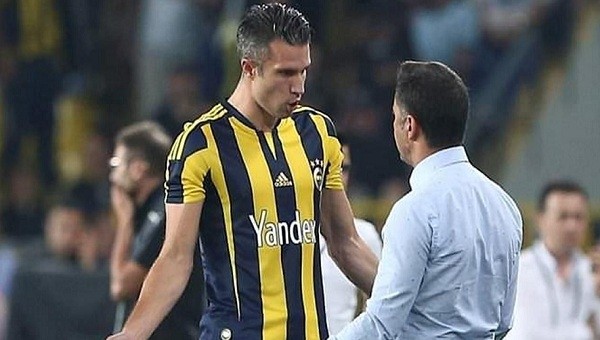 Kadıköy'de Vitor Pereira'ya Van Persie tepkisi