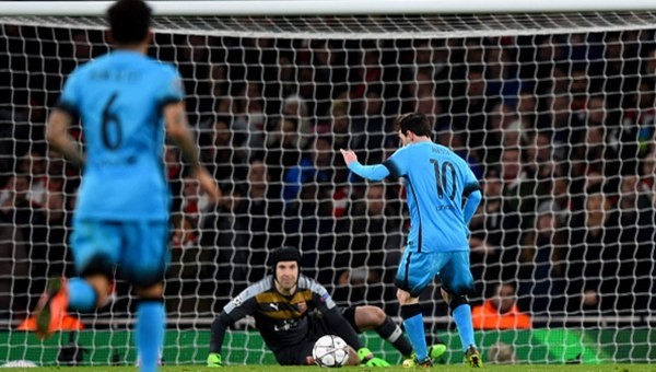 Lionel Messi, Petr Cech'i de bitirdi!