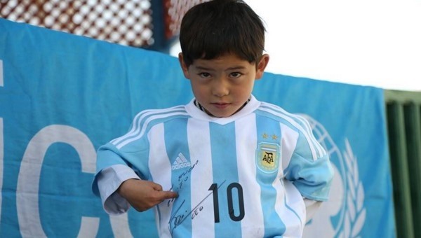 Lionel Messi'den Afgan çocuğa forma
