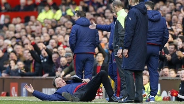 Manchester United-Arsenal maçında Louis van Gaal kendini yerlere attı