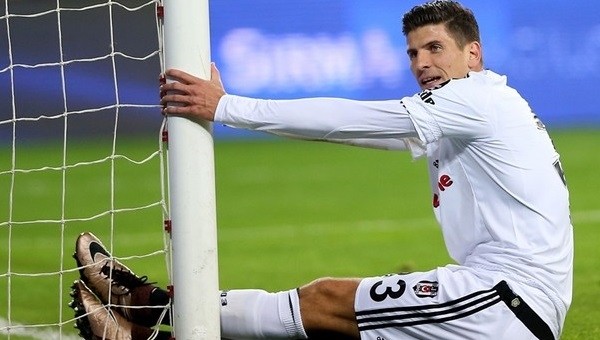 Mario Gomez'e eleştiri! 'Aklı sevgilide' - Beşiktaş Haberleri