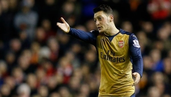 Mesut Özil Manchester United maçına damga vurdu