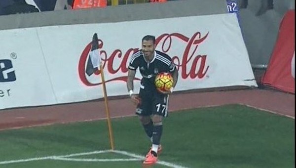 Ricardo Quaresma, Halis Özkahya'ya kırmızı kart gösterdi - Beşiktaş Haberleri