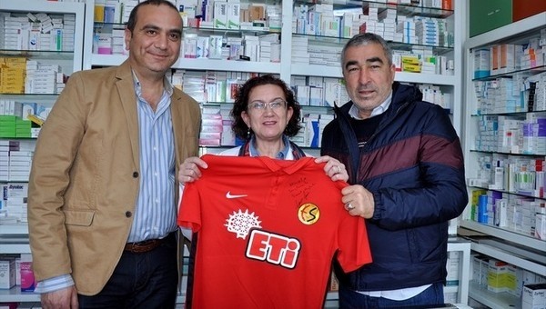Samet Aybaba'dan kadın taraftara hediye - Eskişehirspor Haberleri
