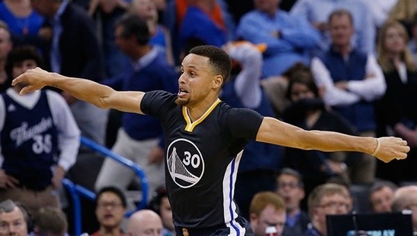 Stephen Curry, 3'lük rekorunu egale etti