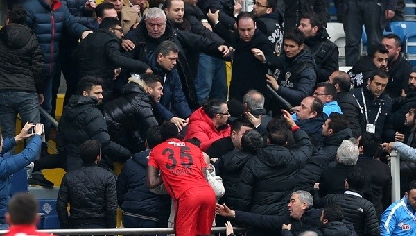 Süper Lig'de gergin maç! Kavga çıktı