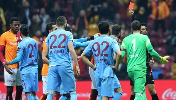 Tarihte 4 kırmızı kart çıkan maçlar - Süper Lig Haberleri