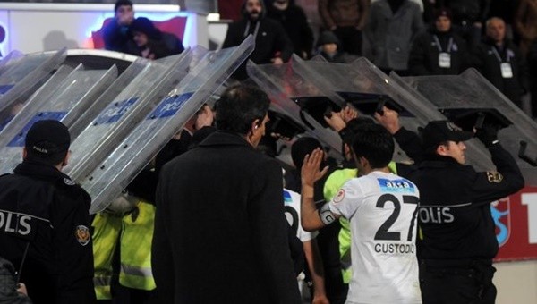 Trabzon-Akhisar maçında OLAY! Oyun durdu...