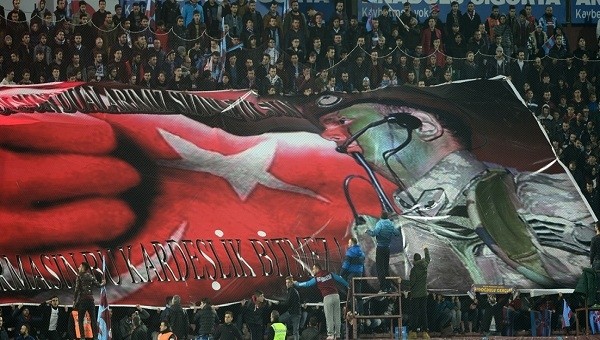 Trabzonspor taraftarlarından alkışlanan pankart