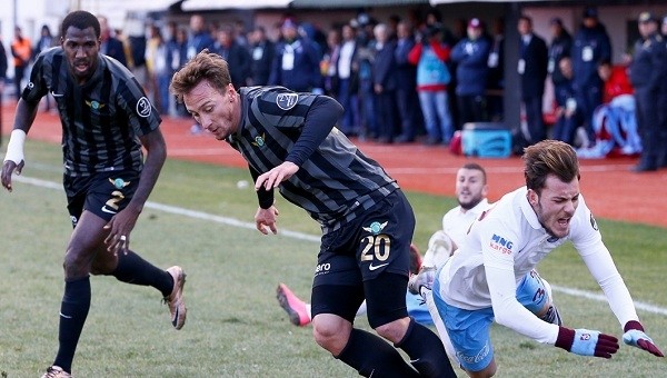 Trabzonspor'a bir darbe de Akhisar'dan