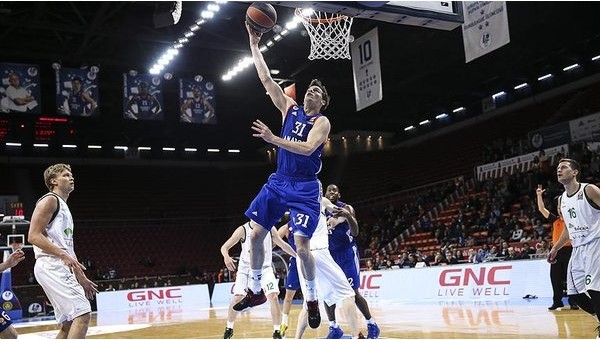 Anadolu Efes umudunu korudu