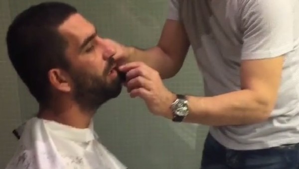 Arda Turan'dan isyan marşı - İZLE