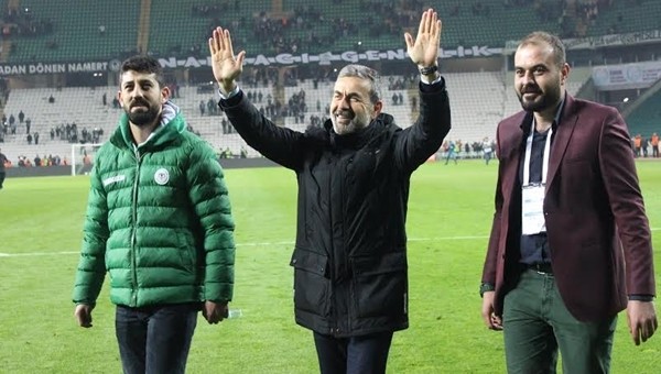 Aykut Kocaman'a 2+3 pankartı