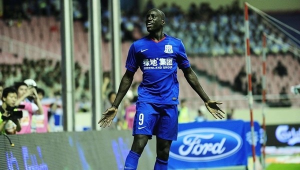 Demba Ba'dan hakeme sert müdahale - İZLE