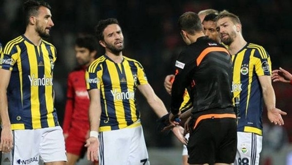 Fenerbahçe 3 yıldızıyla neden imzalamıyor?