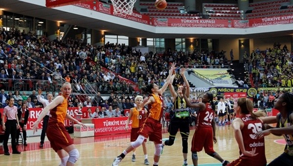 Fenerbahçe, Galatasaray'ı devirdi!