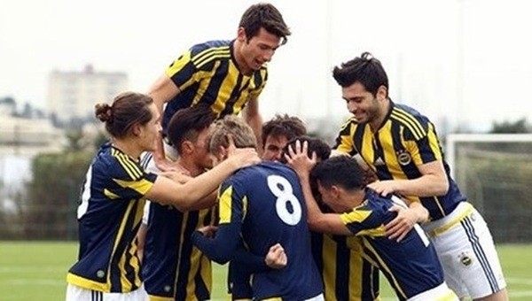 Fenerbahçe'nin gençleri Galatasaray'ı 9 kişiyle devirdi