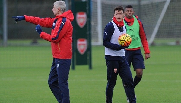 Mesut Özil, Arsene Wenger'in kalması halinde Arsenal'den ayrılacak