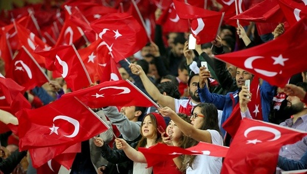 Milli Takım taraftarı Fatih Terim ve Arda Turan'ı onurlandırdı