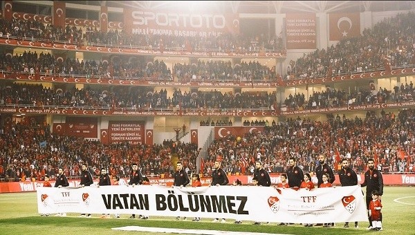 Milli Takımdan İsveç maçında anlamlı pankart