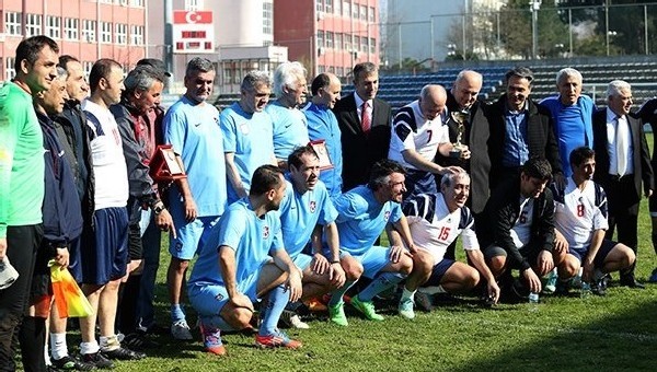 Muharrem Usta futbol oynadı