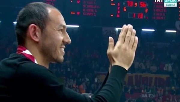 Abdi İpekçi'de Galatasaray taraftarlarından Umut Bulut'a sevgi seli - İZLE