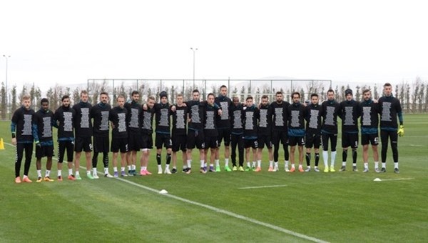 Torku Konyasporlu futbolculardan siyah tişört - Süper Lig Haberleri