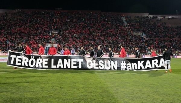 Trabzonspor - Beşiktaş maçında ortak pankart