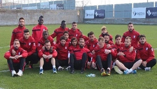 Vartaş Elazığsporlu futbolculardan oturma eylemi - PTT 1. Lig Haberleri