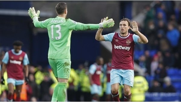 West Ham United kalecisi Adrian herkesi çalımlayarak gol attı - İZLE