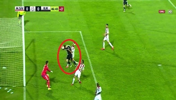 Beşiktaşlıların penaltı isyanı! Mario Gomez...