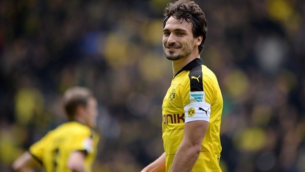 Borussia Dortmund taraftarından Hummels'e şok pankart!