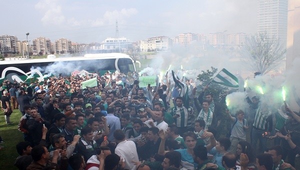 Bursaspor taraftarı takımlarını Beşiktaş maçına uğurladı - Süper Lig Haberleri